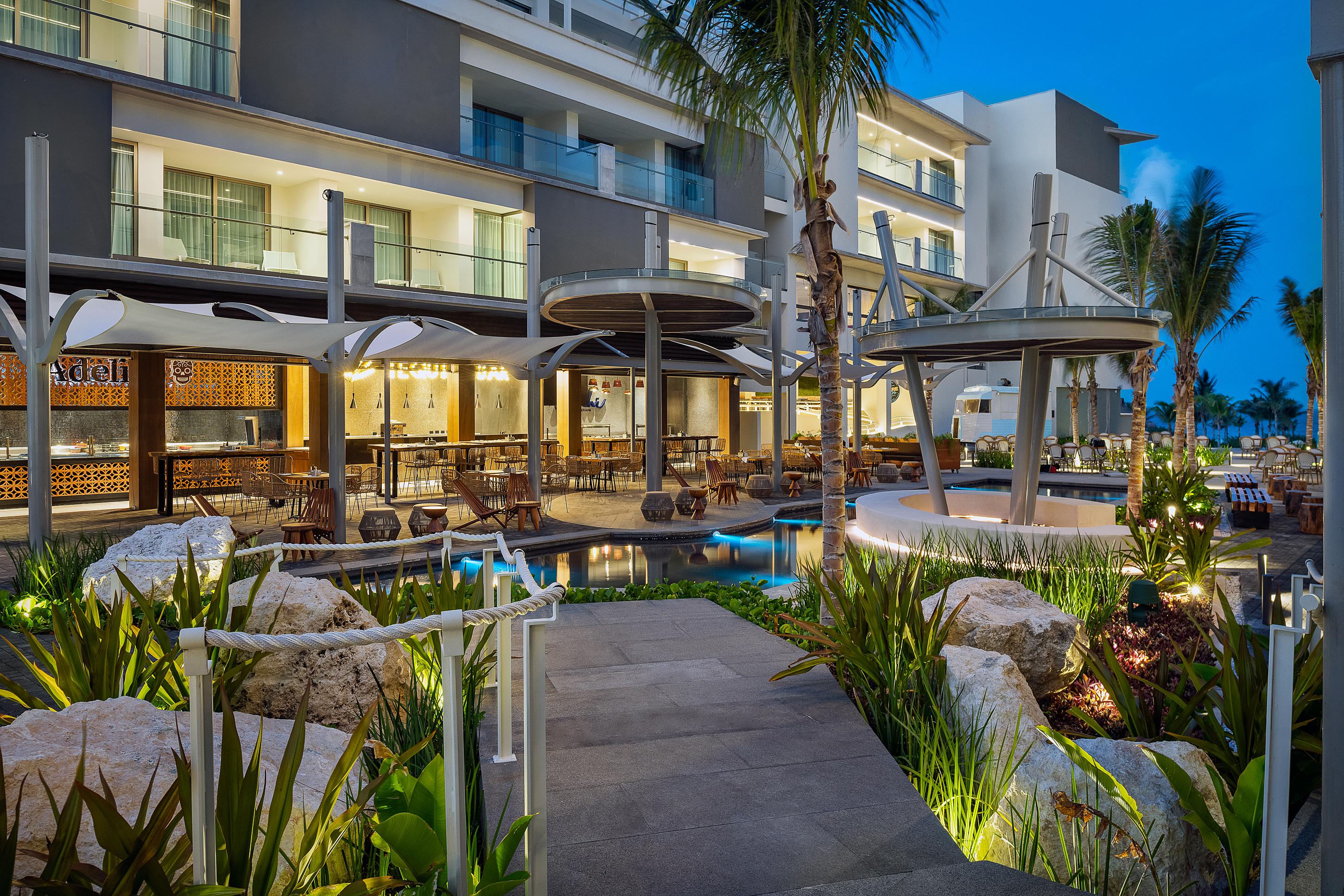 Catalonia Grand Costa Mujeres All Suites & Spa Cancún Exterior foto The Fives Beach Hotel, located in Playa del Carmen, Mexico