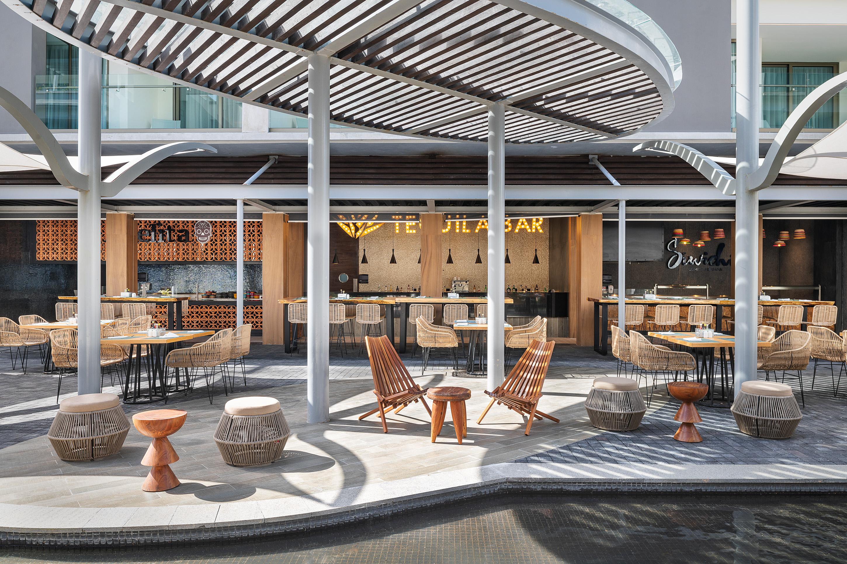 Catalonia Grand Costa Mujeres All Suites & Spa Cancún Exterior foto The Village Bar